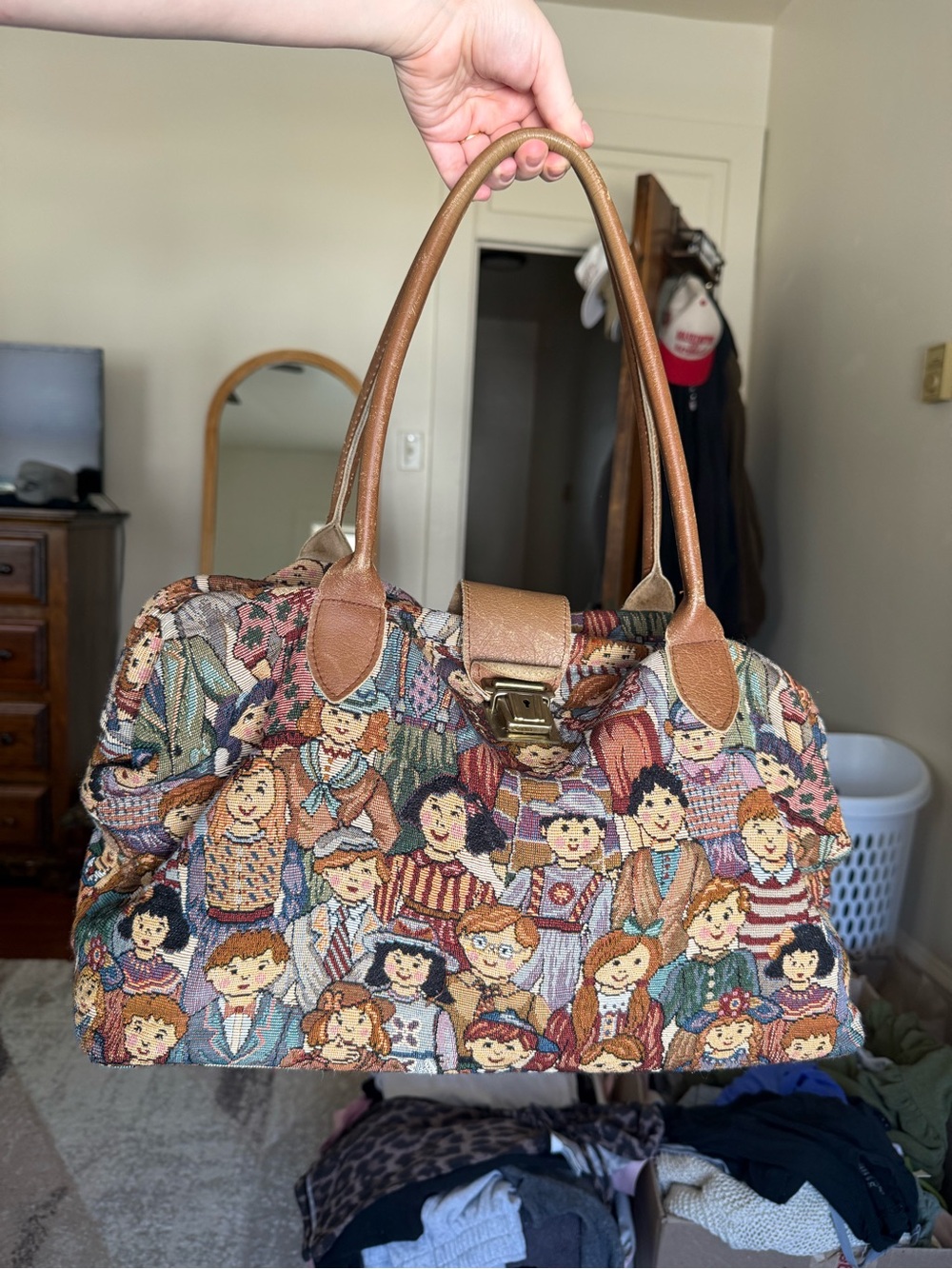 VTG funky people tapestry handbag with snap lock closure